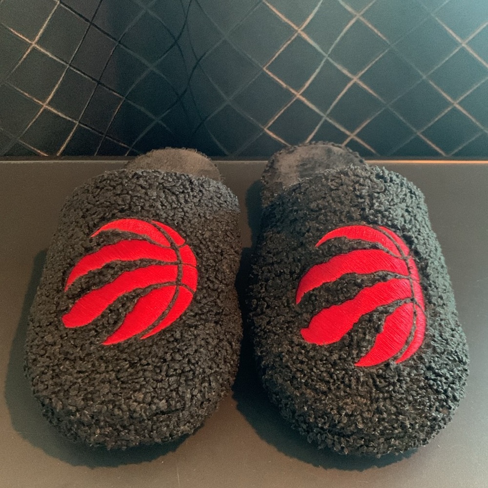 Men’s Raptors Slippers - Picture 7 of 12